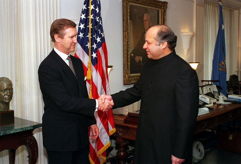 800px-secretary_of_defense_william_s._cohen_welcomes_nawaz_sharif.jpg