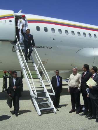 chavez_baja_del_avion.jpg