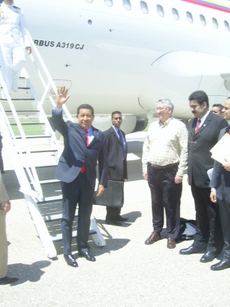 chavez_baja_del_avion_2.jpg