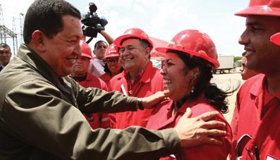 chavez_con_trabajadiores.jpg