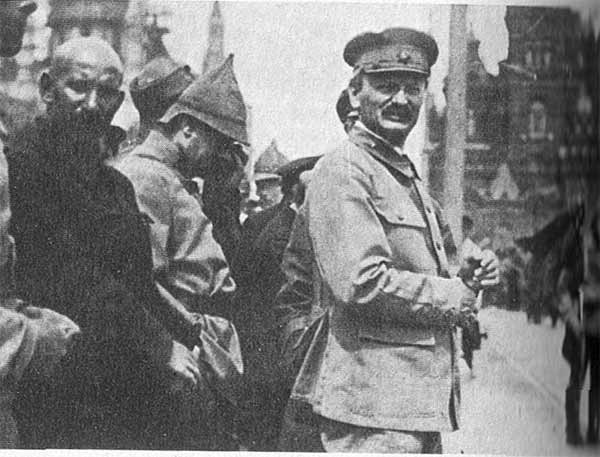 trotsky-redsquare-1920