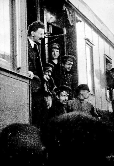 trotsky_4_mayo_1917_arriba_en_tren