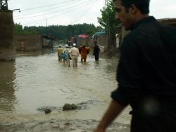 250x187-images-stories-pakistan-floods-2010-Vicki_Francis-people_wading_through_floods