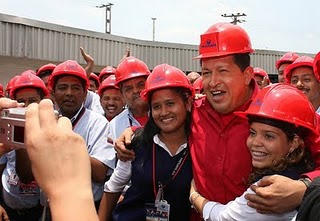 Presidente_Chavez_y_los_trabajadores1