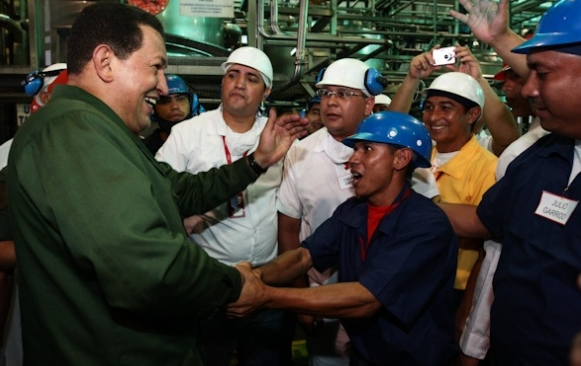 chavez_saluda_trabajadores